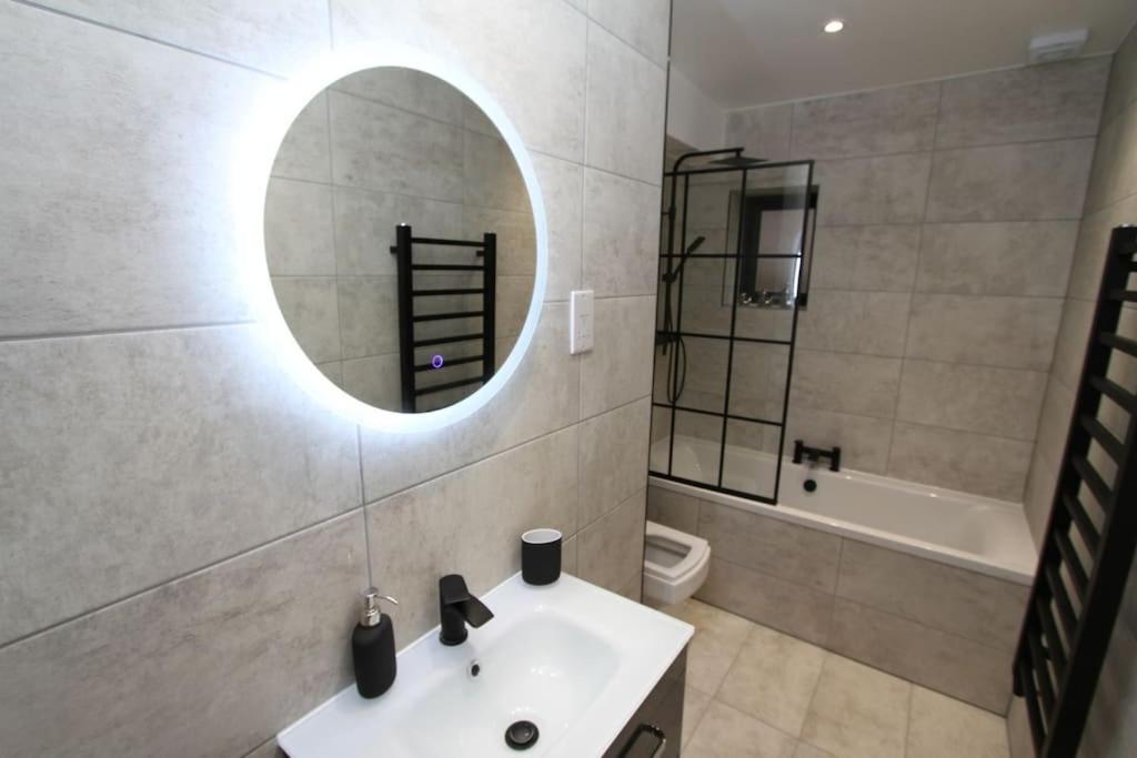 Lovely One Bed Apartment-Near All Transport-Village-Freeparking London Exterior photo